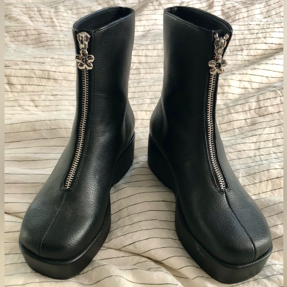 Lisa Says Gah, Chloe Boot